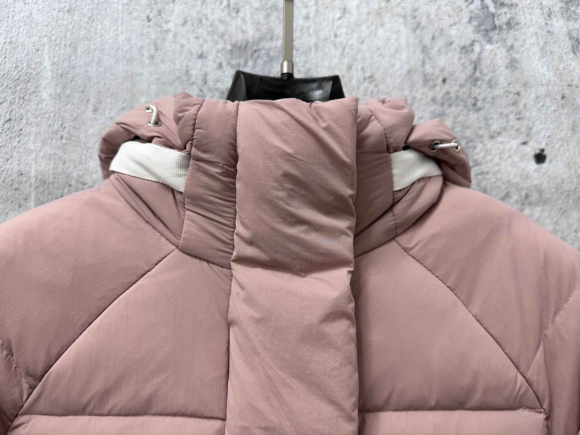 P740 【𝗖𝗔𝗡𝗔𝗗𝗔 𝗚𝗢𝗢𝗦𝗘】Capsule Series Macaron White Label Fabric: Made of soft EnduraLuxe fabric imported from DuPont, CORDURA, USA, which enhances the durability of easy-to-wear parts, is lightweight and durable; the liner is made of 400T anti-velvet gallbladder, which is comfortable, soft and non-velvet. : Equipped with a detachable hood, which can be adjusted in two directions, and is also filled with down, which brings greater softness and wrapping around the head and neck, and is full of warmth. This parka features white trim on the back and sides, and the hardware locks are all original and custom-made to match the muted fabric color. Goose label: The official website’s new series of silicone material labels, non-embroidery labels. Length: Fit hip-length. Size: XS-L